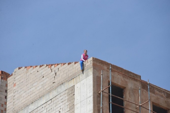 Konya Selçuklu'da 11 Katlı İnşaatın Çatısında İntihar Girişiminde Bulunan Kadın Kurtarıldı