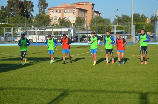 Adana Demirspor Teknik Direktörü Ünal Karaman, Oyuncularına Kritik Maçlar İçin Uyarılarda Bulundu