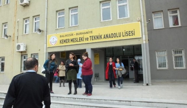 Balıkesir Burhaniye'de 3 Genç Arasında Bıçaklı Kavga: 2 Yaralı