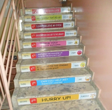 Adıyaman Gölbaşı'ndaki Okulda Merdivenlere Eğitici Baskılar Yapıldı