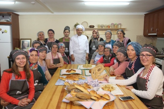 Eskişehir Sultandere'de Ekmek Yapım Kursunu Tamamlayan Kursiyerlere Belge Verildi