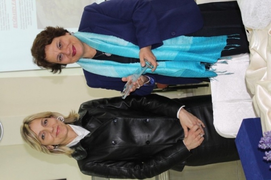 Edremit Yılmaz Akpınar Lisesi'nde Fernur Sözen Yılın Kadını ödülünü aldı