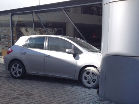 Elazığ'da Servisten Alınan Araçla Seyir Halinde Kaza: 1 Yaralı