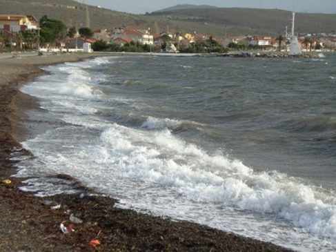 İzmir Aliağa'da Myrina Antik Kenti Kıyısında Erkek Cesedi Bulundu