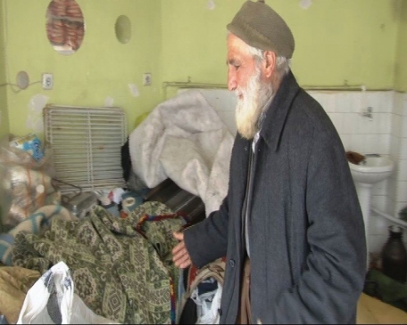 Malatya'da 70 Yaşındaki Adam 3 Yıldır Boş Dükkanda Yaşıyor