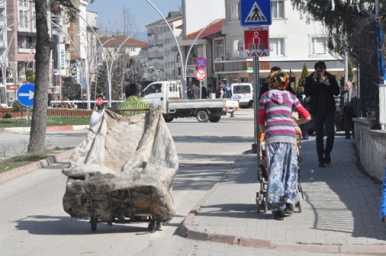 Bolu Merkez'de Karton Toplayarak Geçim Sağlayan Ailenin Hikayesi