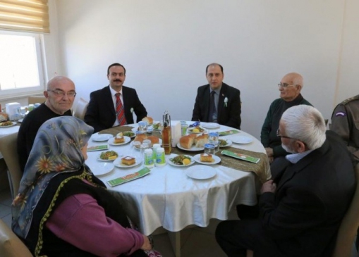 Amasya Suluova'da Vali Çomaktekin Huzurevi Sakinlerini Ziyaret Etti