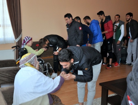 Bayburt'ta Yaşlılar Haftası'nda Huzurevi'nde Yapılan Ziyarette Futbolcular Huzurevi Sakinleri ile Bir Araya Geldi