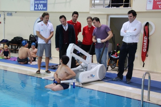 Manisa'da Engelli Sporcular İçin Havuz Asansörü Hizmete Girdi