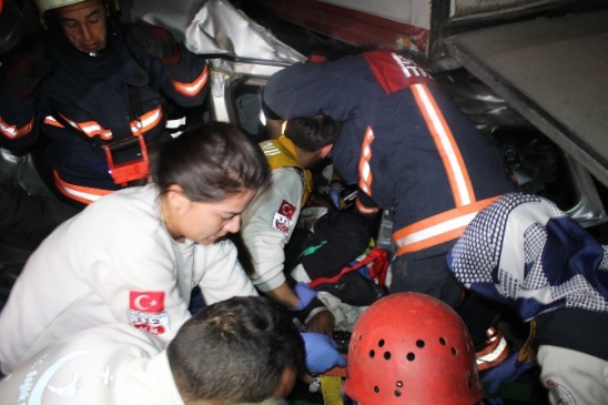 Beyoğlu Piyalepaşa Bulvarı'nda meydana gelen trafik kazasında 2 kişi ağır yaralandı.