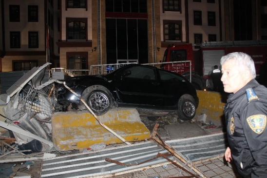 Keçiören'de Eğlence Dönüşü Otomobil Metro Şantiyesine Girdi, 5 Yaralı