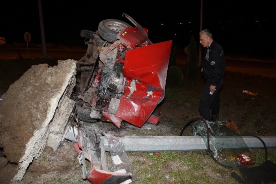 Samsun İlkadım'da Otomobil Direğe Çarpması Sonucu 3 Yaralı