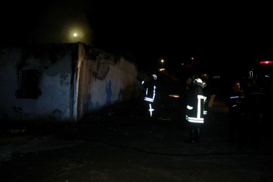 Kayseri'de Kullanılmayan Metruk Binada Çıkan Yangın İtfaiye Tarafından Söndürüldü