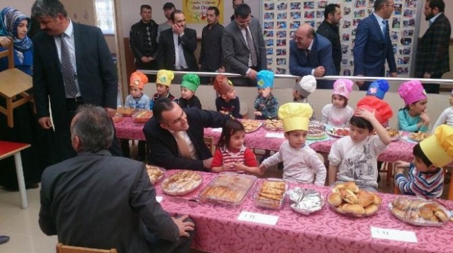 Erzincan Çayırlı'da Anaokulu Öğrencileri İhtiyaçlı Aileler İçin Kermes Düzenledi