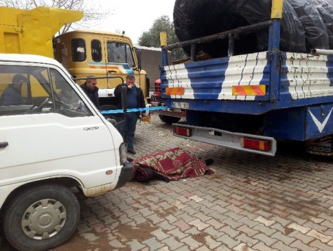 Aydın Efeler'de Gece Bekçisi İki Araç Arasında Sıkışarak Hayatını Kaybetti