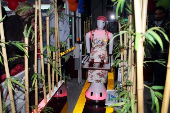 Konya Meram'da Robot Garson ADA, Müşterilere Hizmet Vermeye Başladı