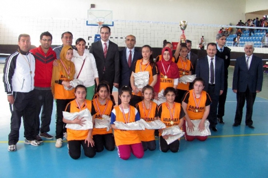 Araban'da Atatürk Ortaokulu, Voleybol Turnuvasında Şampiyonluk Elde Etti