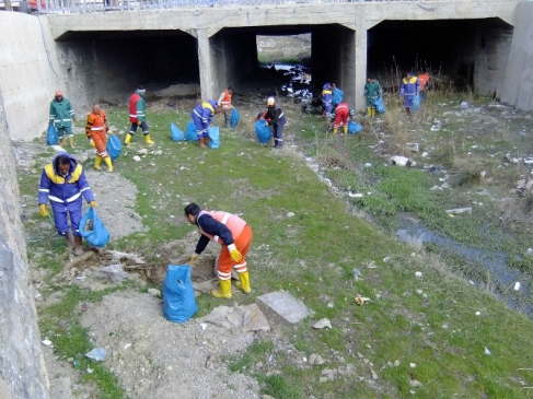 Van'da Akköprü Deresi'nde Temizlik Çalışmaları Başladı