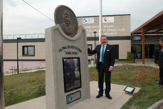 İzmit'te Kadın Sosyal Yaşam Merkezi Girişine Kara Fatma Anıtı Yerleştirildi