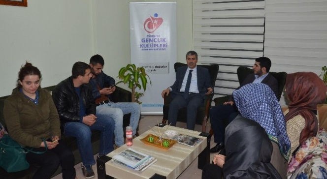 Bitlis Tatvan'da "Şehir ve İnsan" Konulu Söyleşide Başkan Aksoy Konuştu