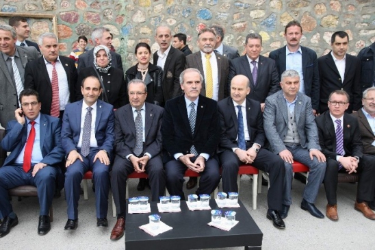 Bursa Büyükşehir Belediyesi, Bursaspor kampanyasına destek vererek Davutkadı Eşref Evcil İlkokulu'ndaki öğrencilere forma dağıttı.