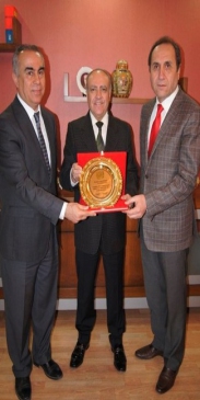 Mardin Kızıltepe'de Dr. Nihat Özkan'a Dernek Tarafından Plaket Takdim Edildi