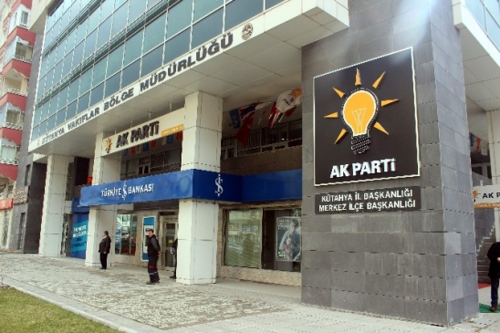 Kütahya'da AK Parti, 54 aday adayı arasından 4 asil ve 1 yedek milletvekili adayı belirledi.