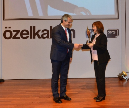 Karşıyaka'da "Her Apartman ile Bir Öğrenci Okutuyoruz" Projesi Yılın En İyi Sosyal Sorumluluk Projesi Seçildi