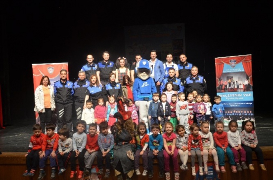 Bartın'da "Farkındayım Aldanmam" Tiyatro Oyunu Çocuklar İçin Oynandı