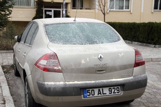 Nevşehir Merkez'de Araçların Üzerindeki Sarı Toz Nedeniyle Alarm Verildi