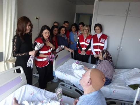 Sinop Atatürk Devlet Hastanesi'nde Kızılay, Yaşlılar Haftası'nda Hastaları Ziyaret Etti