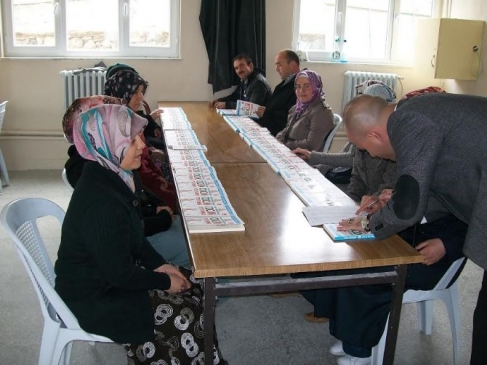 Kütahya Pazarlar'da "Kitap Bizden, Okuması Sizden" Projesiyle Velilere Kitap Hediye Ediliyor