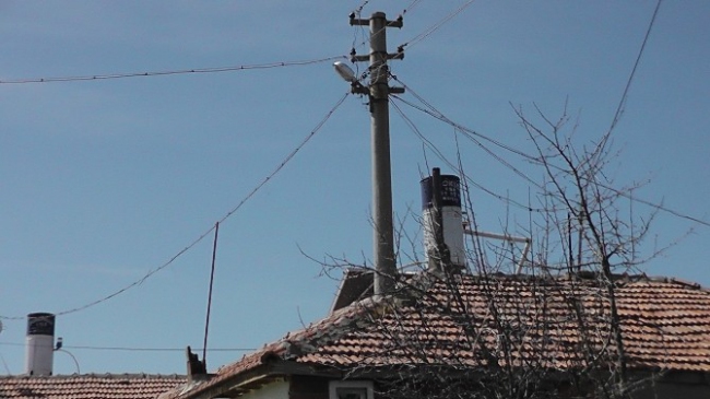 Konya Kulu'da Evin Ortasında Bulunan Elektrik Direği Dikkat Çekiyor
