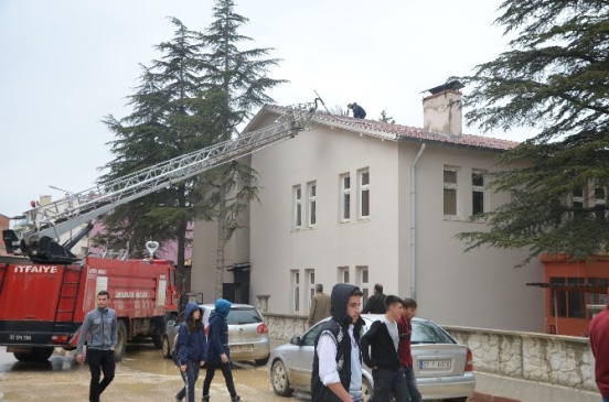 Isparta Şarkikaraağaç'ta Anadolu Lisesi'nin çatısında Yangın Çıktı