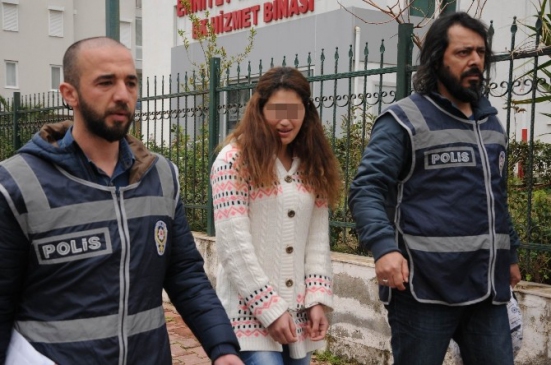 Antalya Muratpaşa'da 18 Yaşındaki Kız Hırsızlık Suçüstü Yakalandı