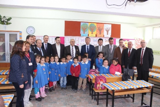 Soma'da DSİ Çalışanları, Namık Kemal İlkokulu'na 368 Öğrenci Dolabı Teslim Etti