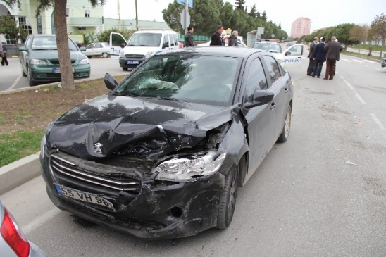 Samsun İlkadım'da Meydana Gelen Zincirleme Trafik Kazasında 4 Kişi Yaralandı