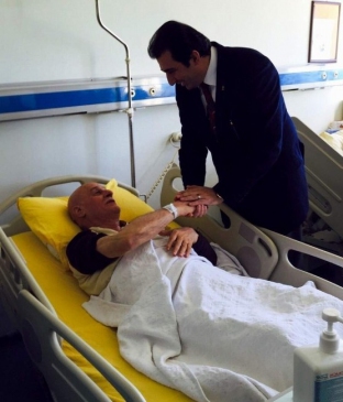 Trabzon'da Zeyyat Kafkas, Ahmet Suat Özyazıcı'yı Hastanede Ziyaret Etti