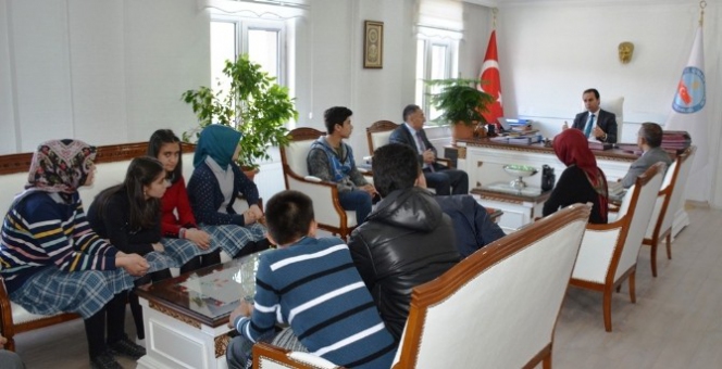 Tatvan'daki Öğrenciler Avrupa Gezisi Sonrası Kaymakama Ziyaret Etti