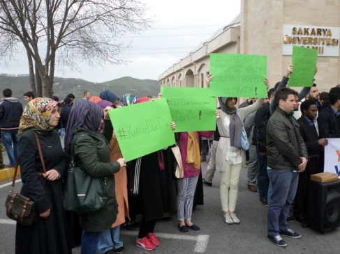 Sakarya Üniversitesi'nde Odtü'deki Kavga Nedeniyle Protesto Düzenlendi