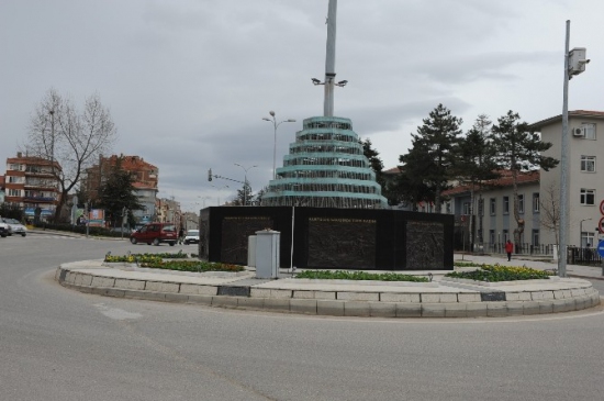 Bozüyük Merkez'de Döner Kavşakta 500 Çiçek Dikildi