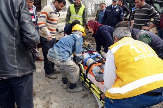 Sakarya Taraklı'da Kanalizasyon Çalışmasında Göçük Altında Kalan İşçilerden Biri Hayatını Kaybetti