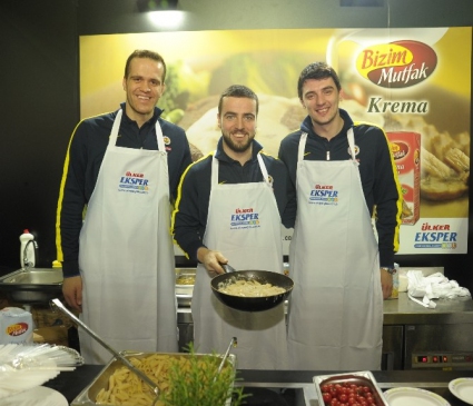 İstanbul CNR Fuarı'nda Fenerbahçe Ülker Basketbolcuları Eksper Gıda Standını Ziyaret Etti