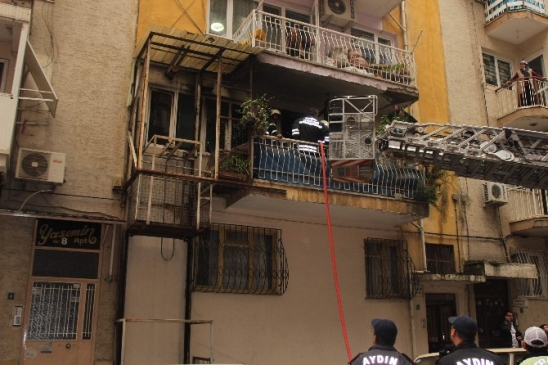 Aydın Merkez Efeler'de Yangın Nedeniyle Yaşlı Kadın Çaresiz Kaldı