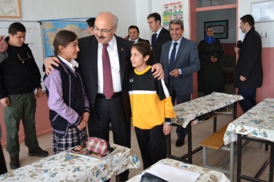 Bingöl'de Vali Yavuz Selim Köşger, Cumhuriyet Kız YBO'yu Ziyaret Etti