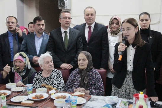 Aile ve Sosyal Politikalar Bakanı Ayşenur İslam, Hendek'teki huzurevini ziyaret ederek yaşlılar haftasını kutladı.