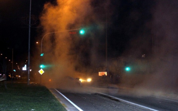 Adıyaman'da Ticari Araçla Çarpışan Otomobil Yangın Çıkardı