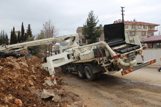 Antalya'da İnşaatta Beton Pompası Altında Kalan İşçi Hayatını Kaybetti