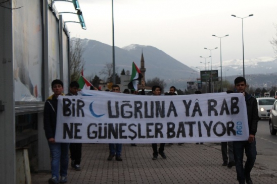 Kayseri'de Anadolu Gençlik Derneği “Ümmet Yürüyüşü” Gerçekleştirdi