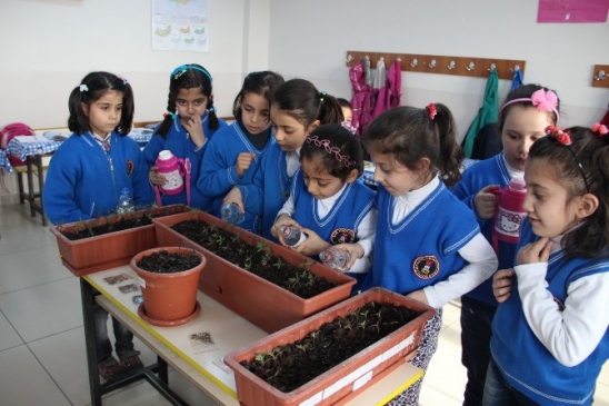 Elazığ Şair Hayri İlkokulu'nda Sevgi Çiçeği Tohumu Dağıtımı Yapıldı